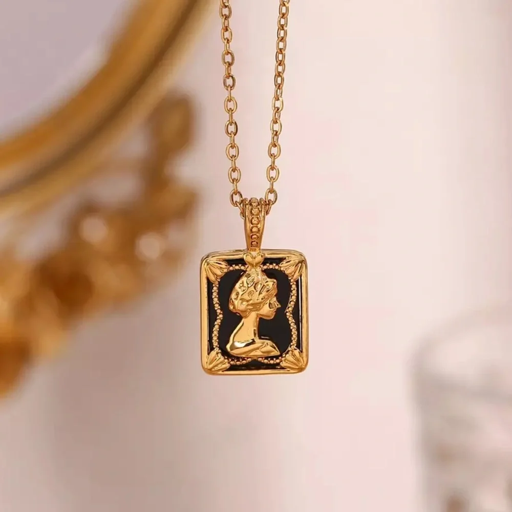 New Queen 18K Gold Black Square Pendant Necklace, nice Necklace, cute Necklace - Picture 1 of 7